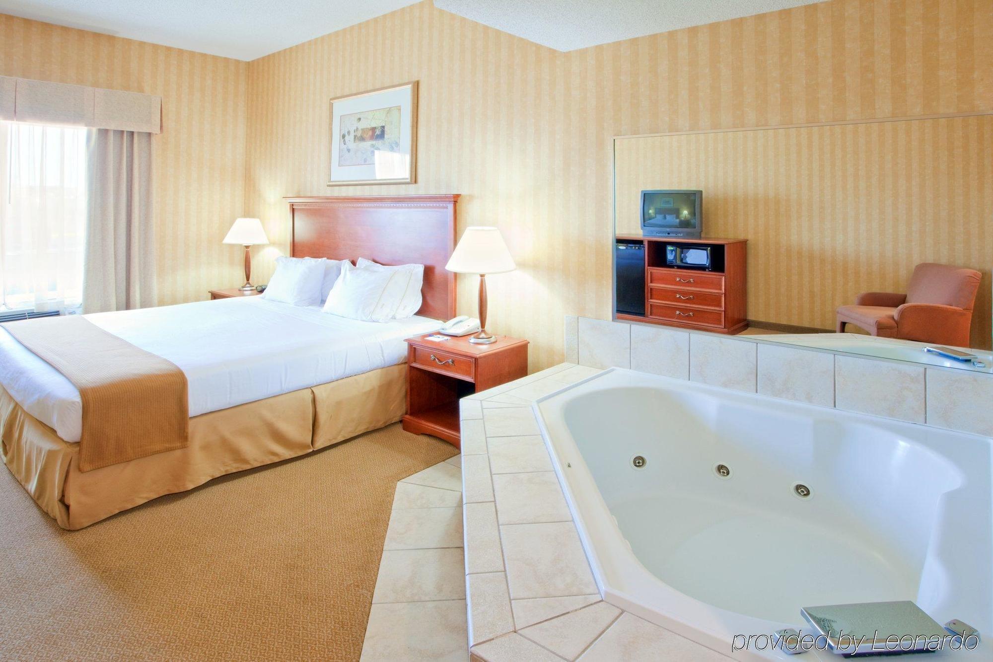 Holiday Express & By Ihg