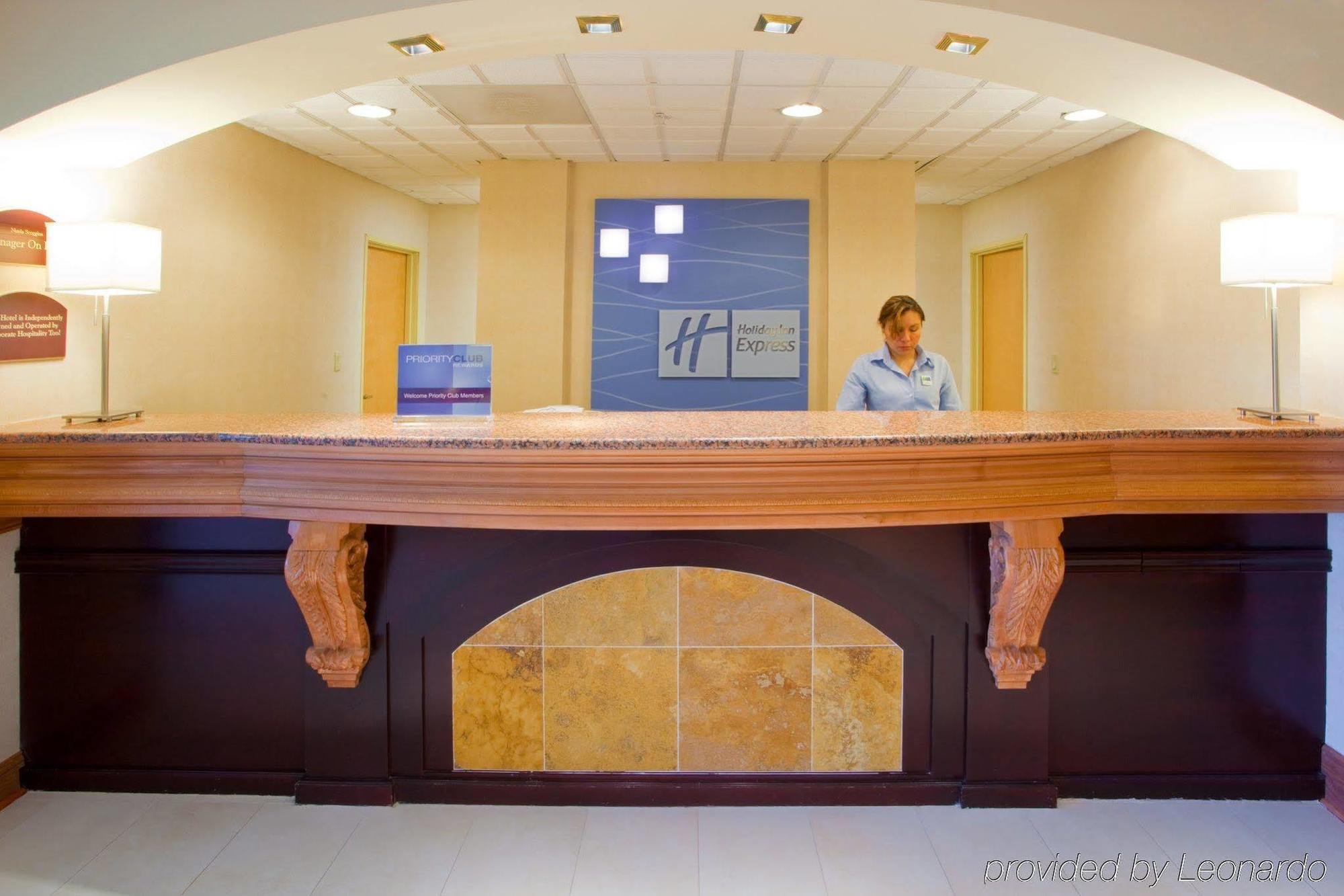 Holiday Express & By Ihg 2* Woodbridge