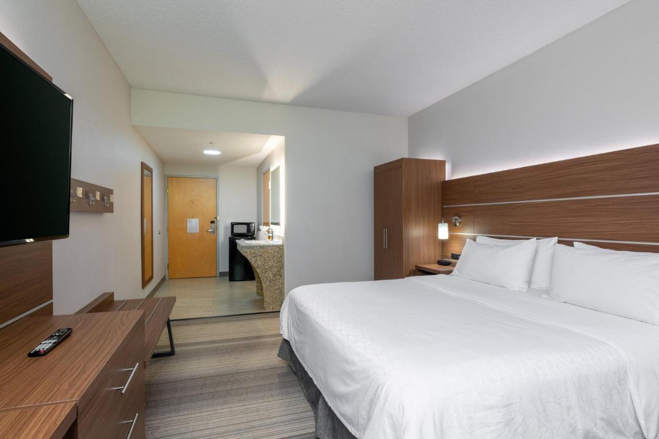 Holiday Express & By Ihg Woodbridge