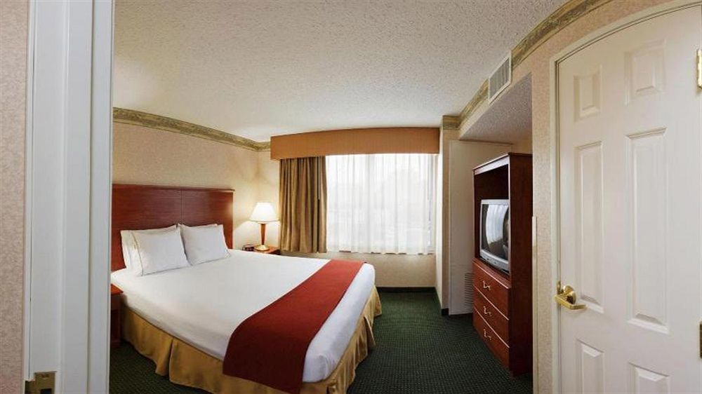 Holiday Express & By Ihg