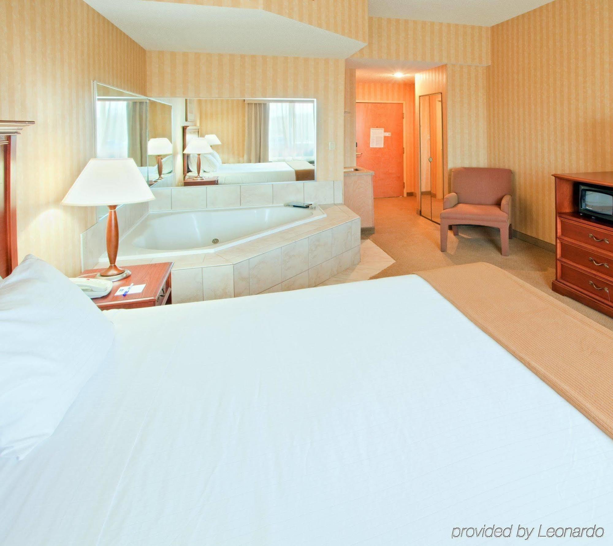 Hotel Express & By Ihg Woodbridge
